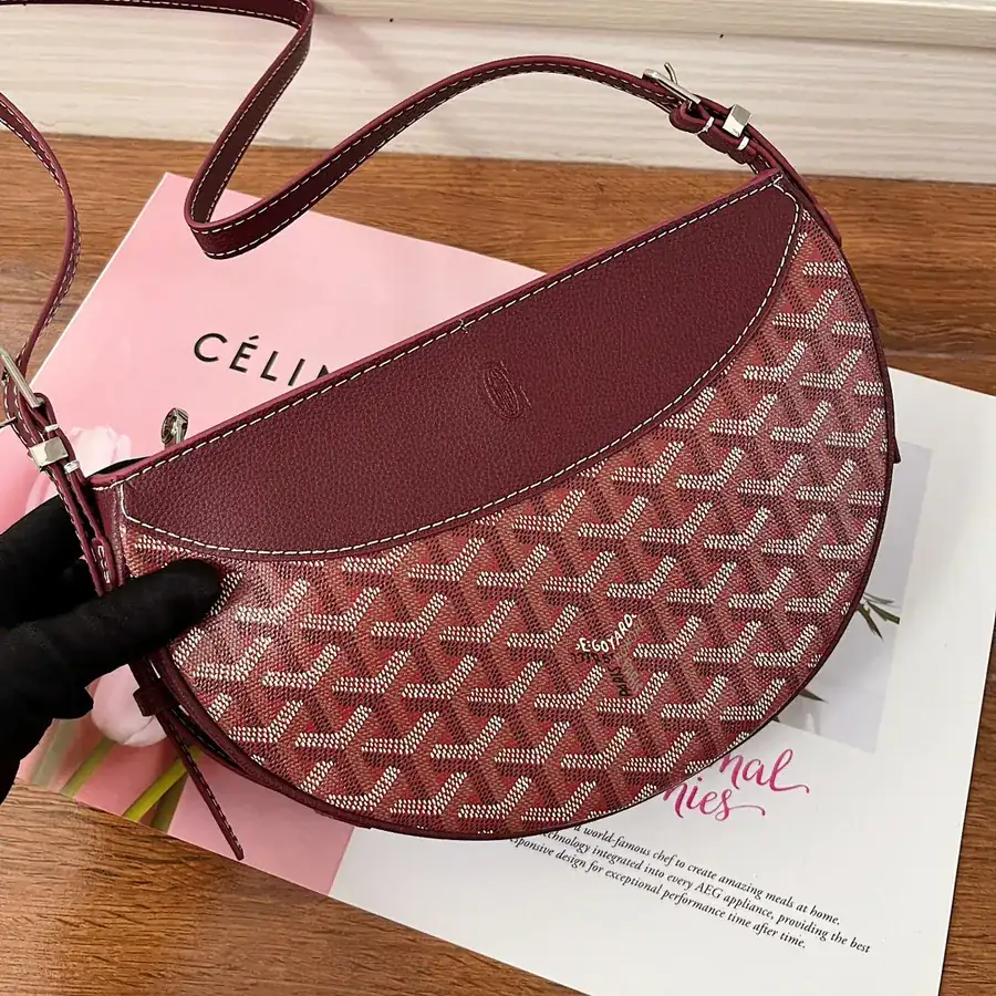 Goya Half Moon Bag Classic Style, Versatile Carry