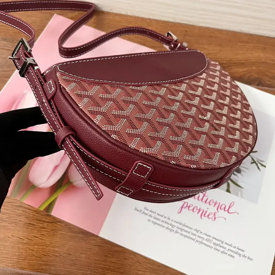 Goya Half Moon Bag Classic Style, Versatile Carry