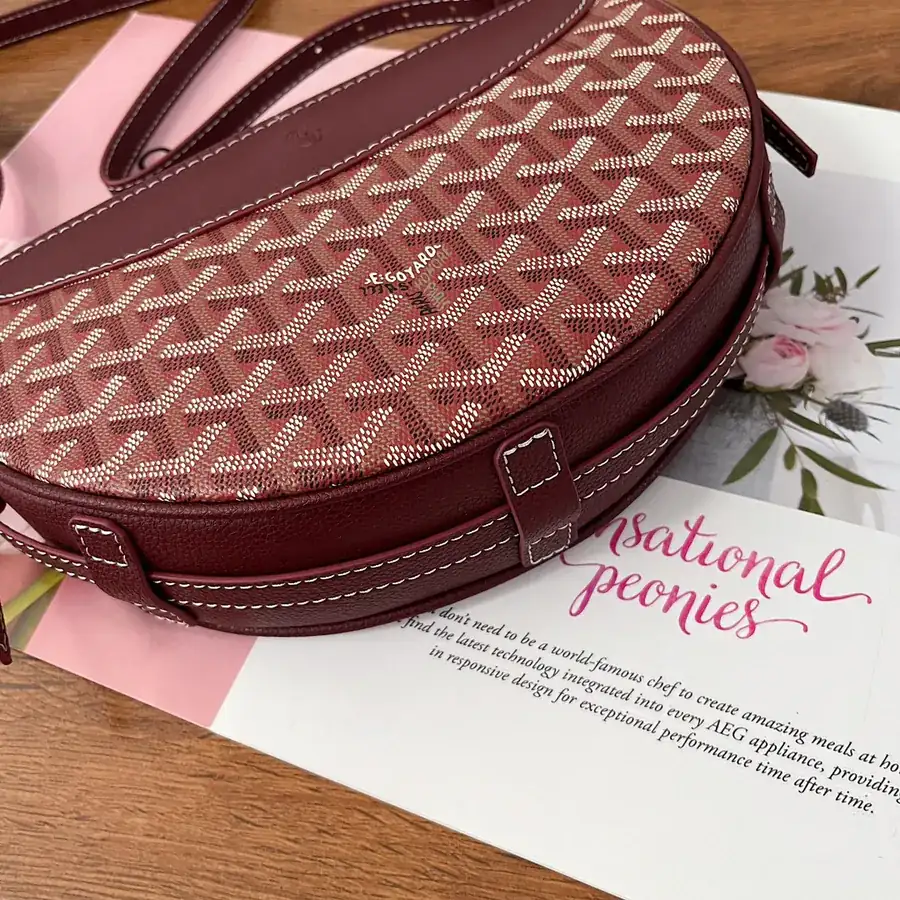 Goya Half Moon Bag Classic Style, Versatile Carry