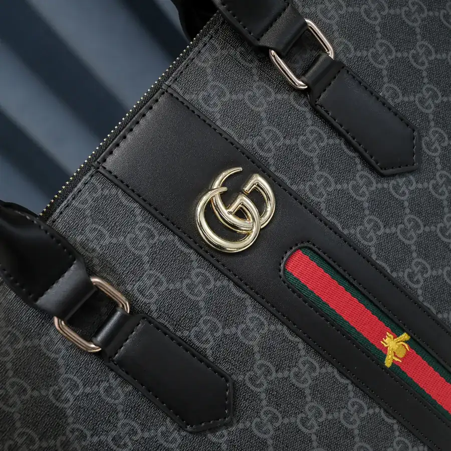 Gucci Men's Shoulder Bag Classic Design, Premium Leather