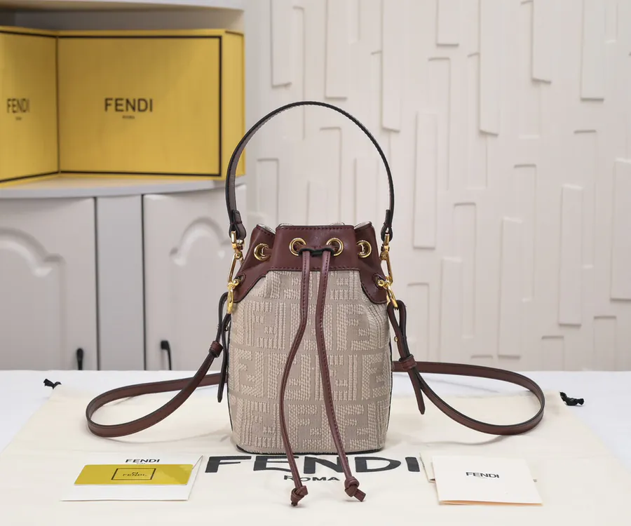FÉNĎI 2020 Spring Bucket Bag