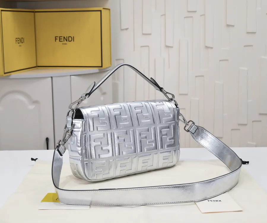 F家19 Baguette Series Flip Cover Tote
