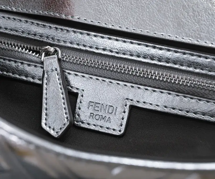 F家19 Baguette Series Flip Cover Tote