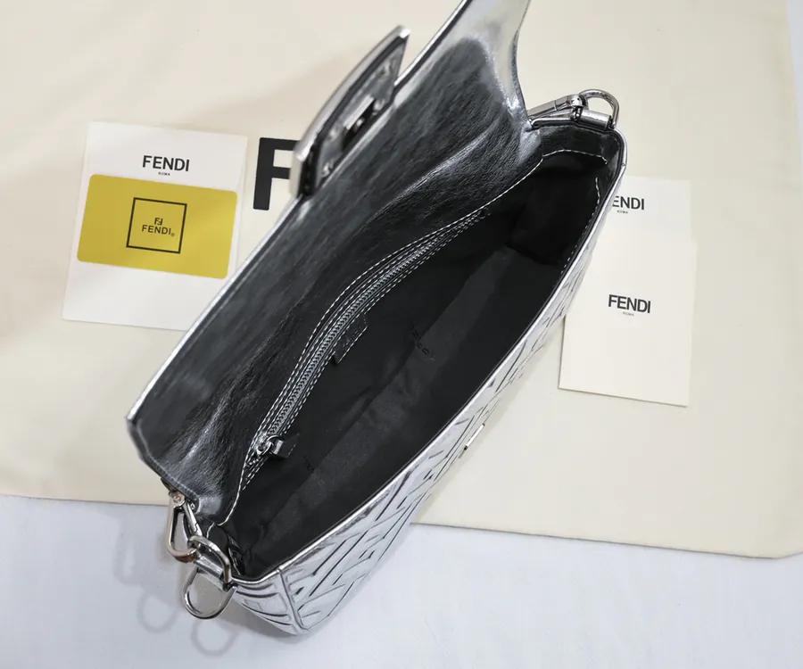 F家19 Baguette Series Flip Cover Tote