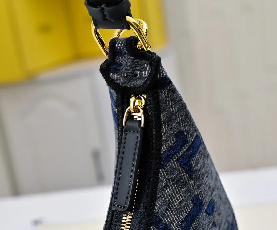 FENDI Prada腋下包 月牙造型