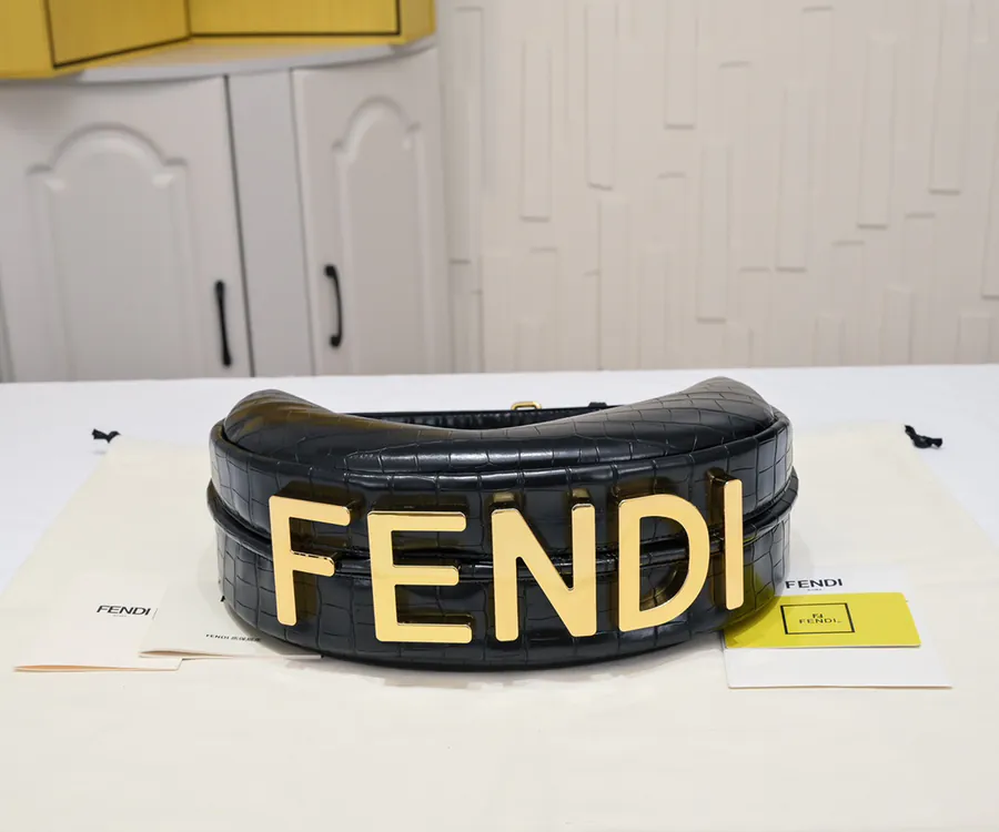 Fendigraphy腋下包 月牙造型与经典金属Logo