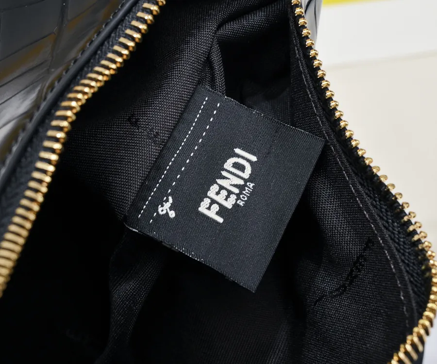 Fendigraphy腋下包 月牙造型与经典金属Logo