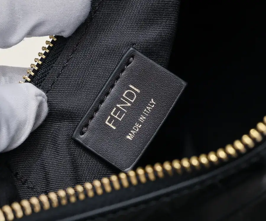 Fendigraphy腋下包 月牙造型与经典金属Logo
