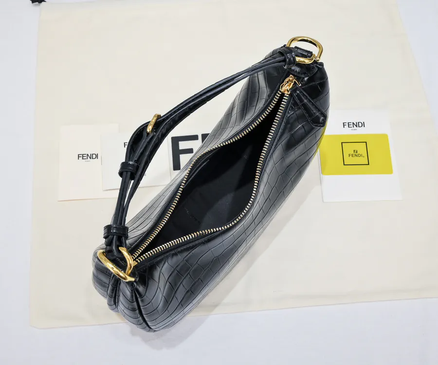 Fendigraphy腋下包 月牙造型与经典金属Logo
