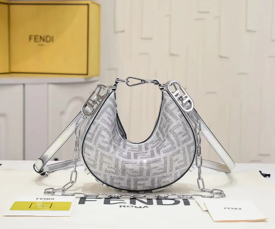 FENDI腋下包 月牙造型, 可调节长肩带, 链条装饰