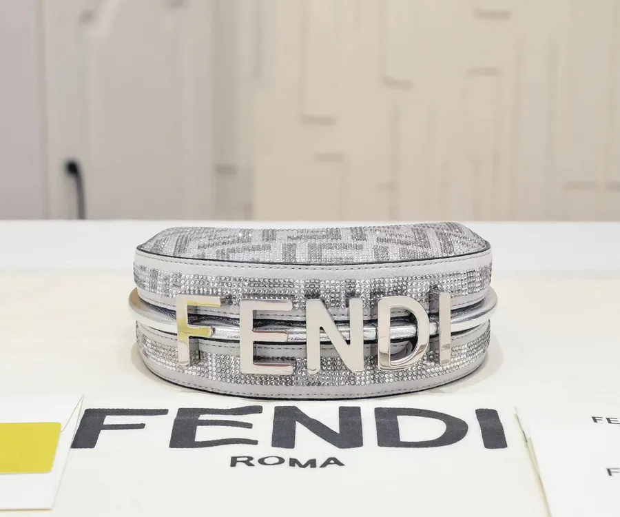 FENDI腋下包 月牙造型, 可调节长肩带, 链条装饰