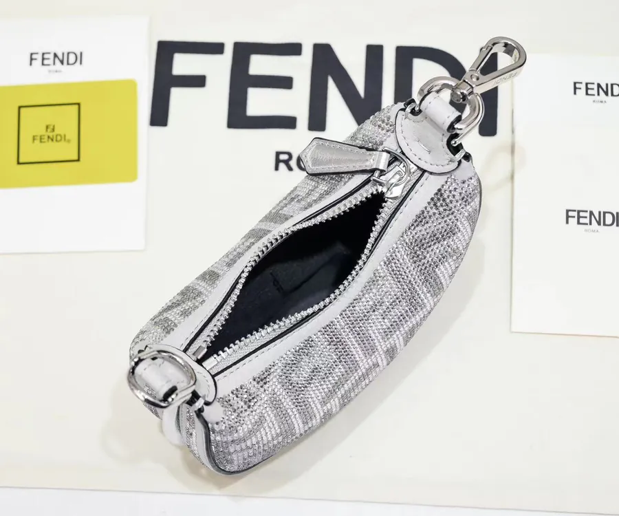 FENDI腋下包 月牙造型, 可调节长肩带, 链条装饰