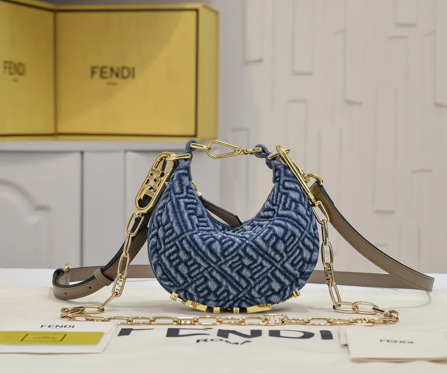 FENDI腋下包 Mini Size with Adjustable Shoulder Strap and Chain