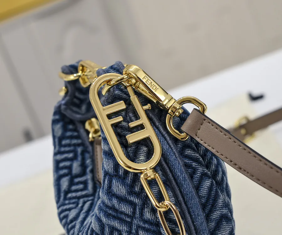 FENDI腋下包 Mini Size with Adjustable Shoulder Strap and Chain