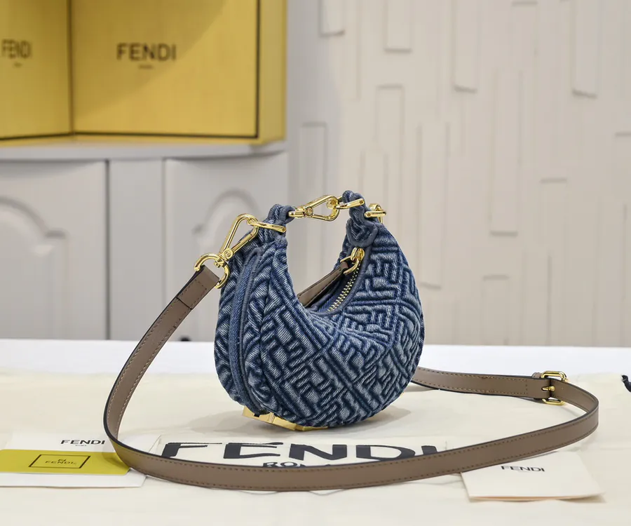 FENDI腋下包 Mini Size with Adjustable Shoulder Strap and Chain