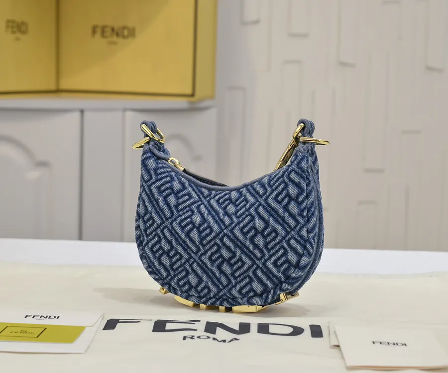 FENDI腋下包 Mini Size with Adjustable Shoulder Strap and Chain