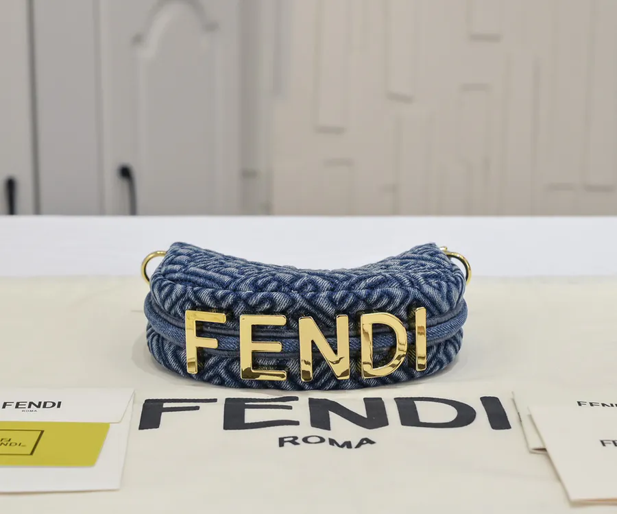 FENDI腋下包 Mini Size with Adjustable Shoulder Strap and Chain