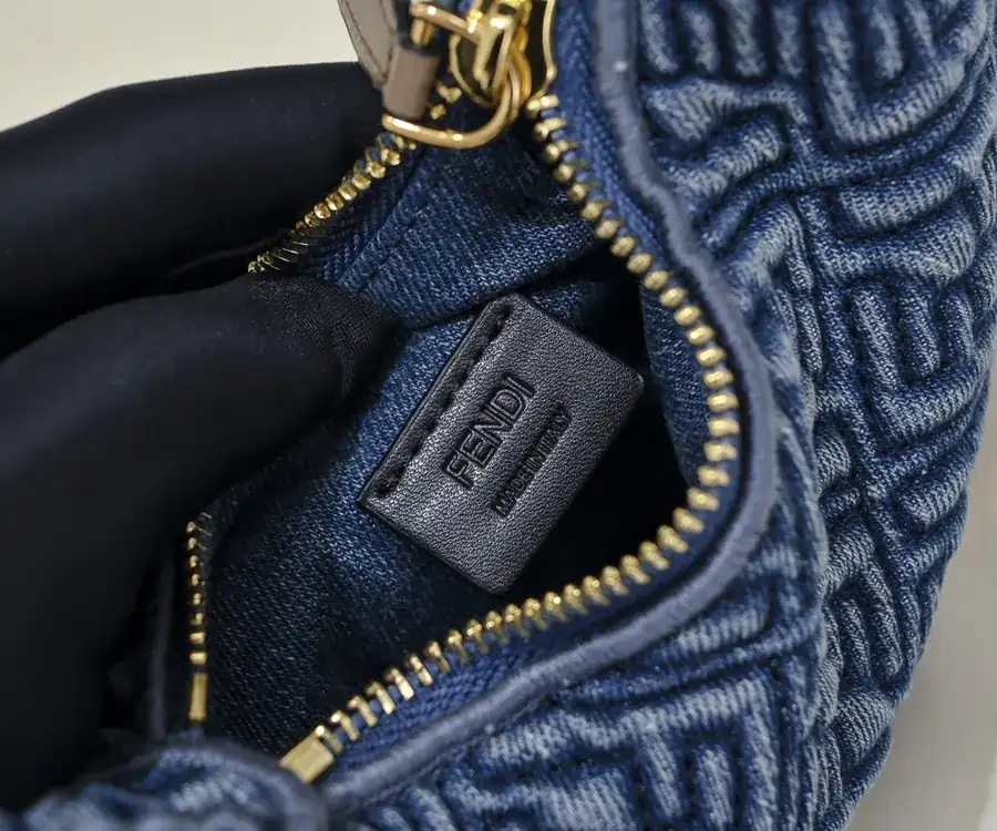 FENDI腋下包 Mini Size with Adjustable Shoulder Strap and Chain