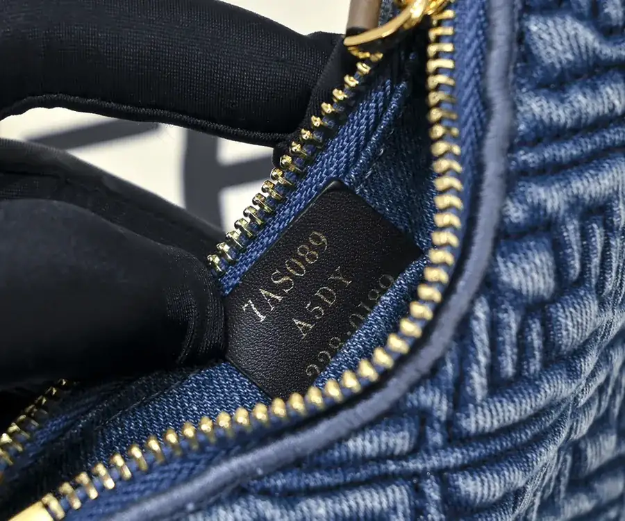 FENDI腋下包 Mini Size with Adjustable Shoulder Strap and Chain