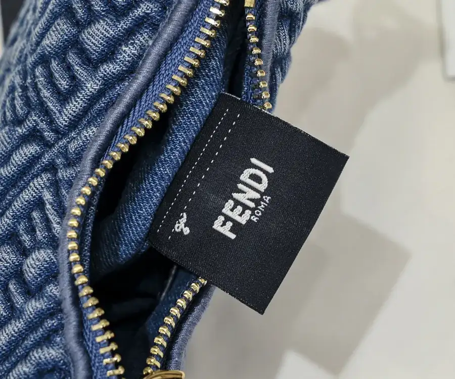 FENDI腋下包 Mini Size with Adjustable Shoulder Strap and Chain