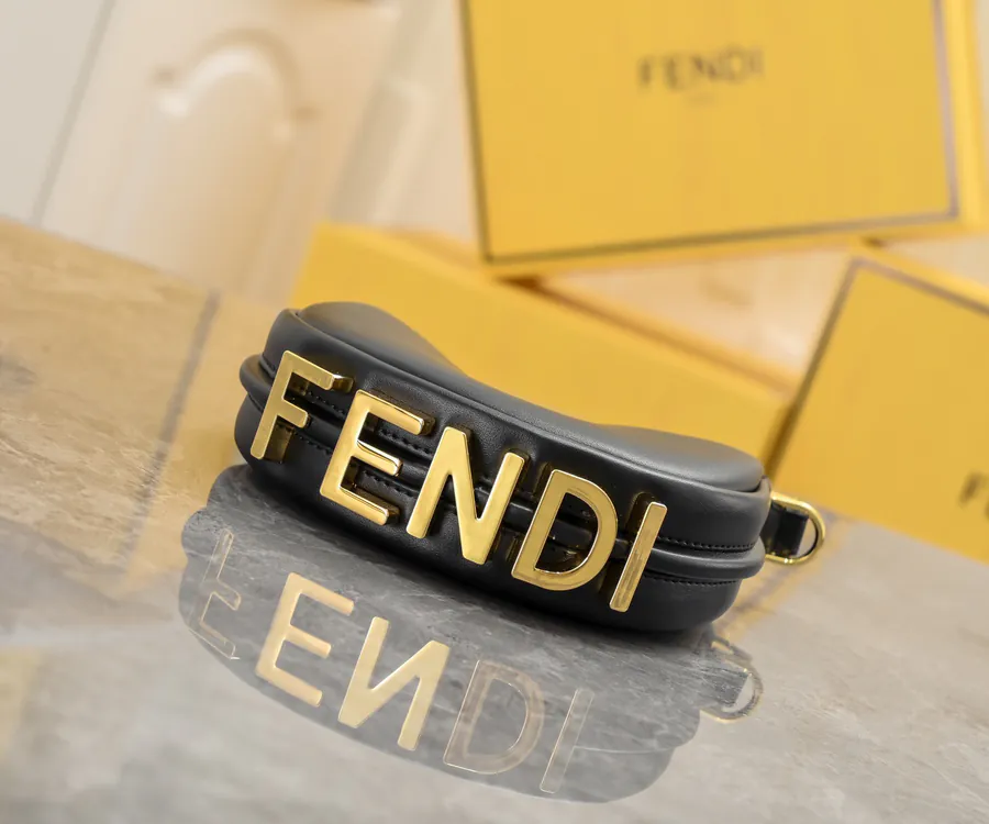 FENDI Prada腋下包 Mini Size, Grained Calfskin