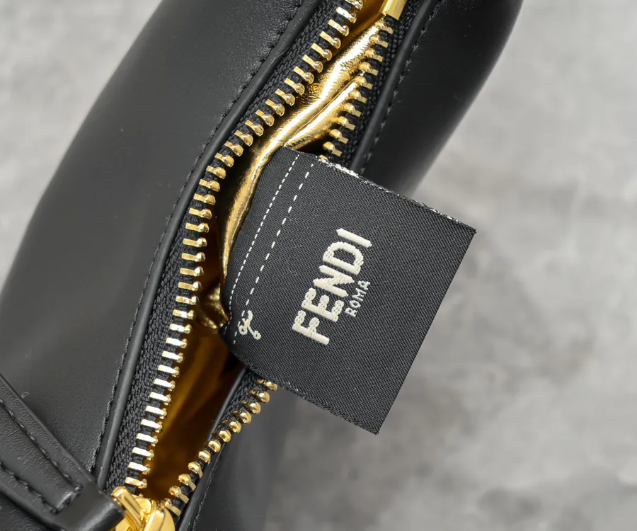 FENDI Prada腋下包 Mini Size, Grained Calfskin