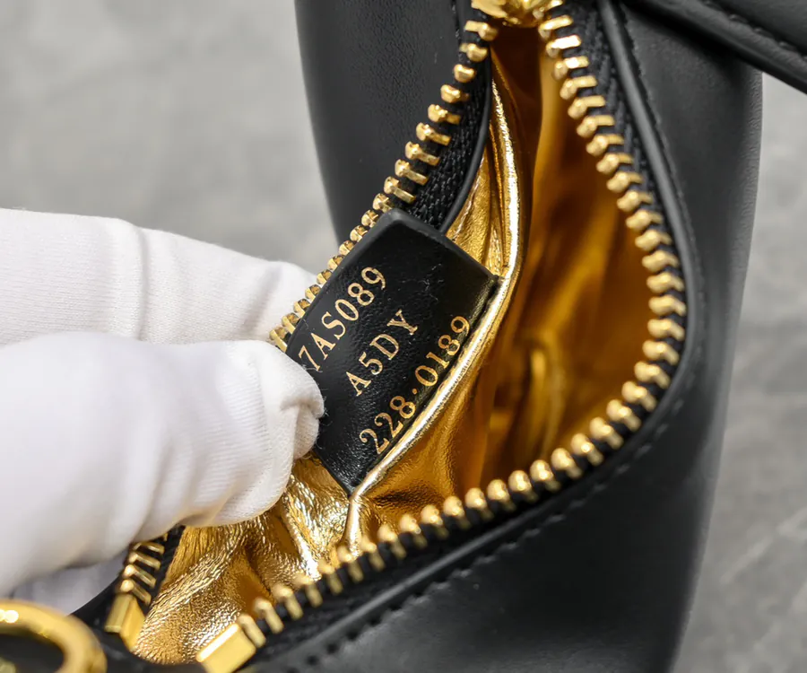 FENDI Prada腋下包 Mini Size, Grained Calfskin