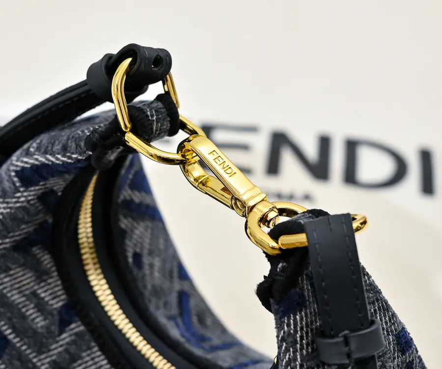 FENDI腋下包 月牙造型设计