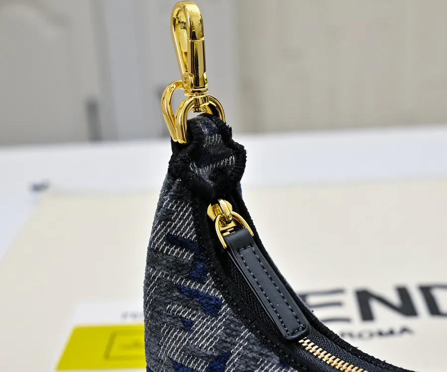 FENDI腋下包 月牙造型设计