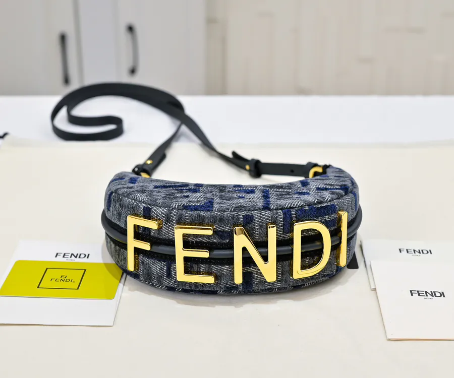 FENDI腋下包 月牙造型设计