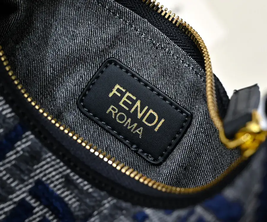 FENDI腋下包 月牙造型设计