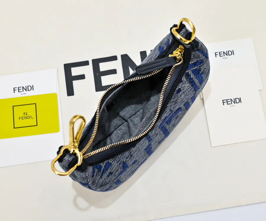 FENDI腋下包 月牙造型设计