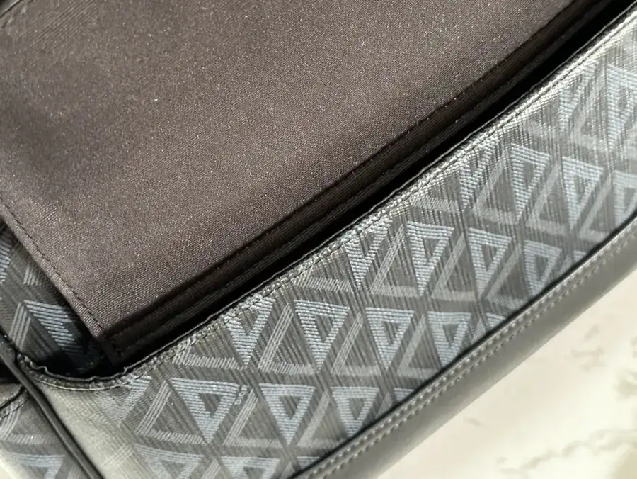 Hit the Road Messenger Bag Modern Style with High Fashion Craftsmanship