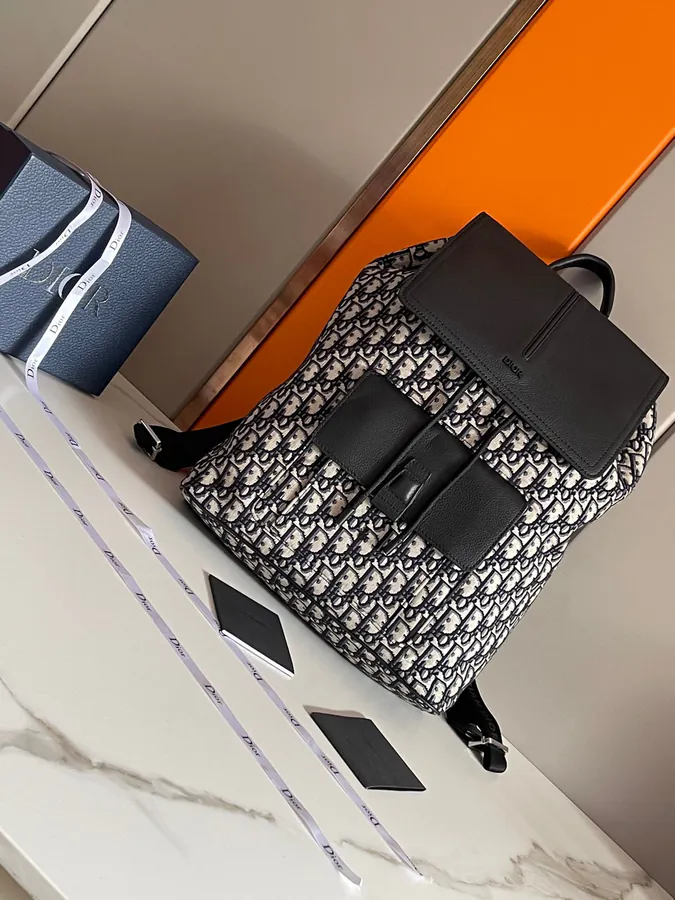 Motion Shoulder Bag Elegant and Sophisticated