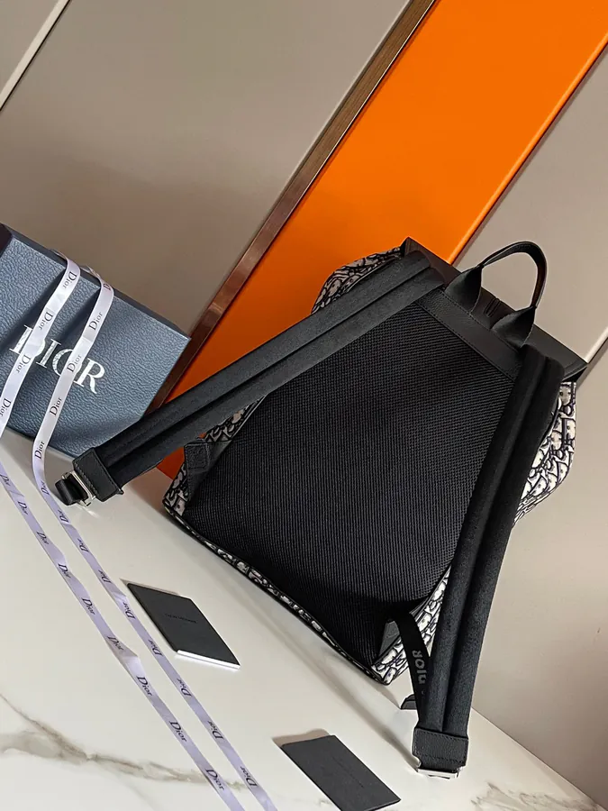 Motion Shoulder Bag Elegant and Sophisticated