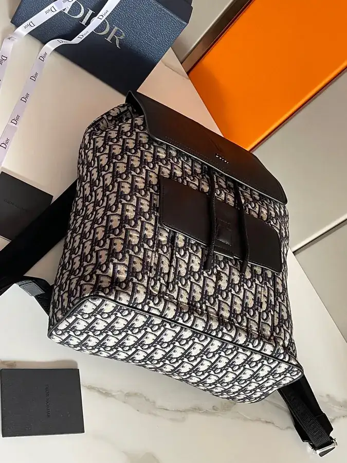 Motion Shoulder Bag Elegant and Sophisticated