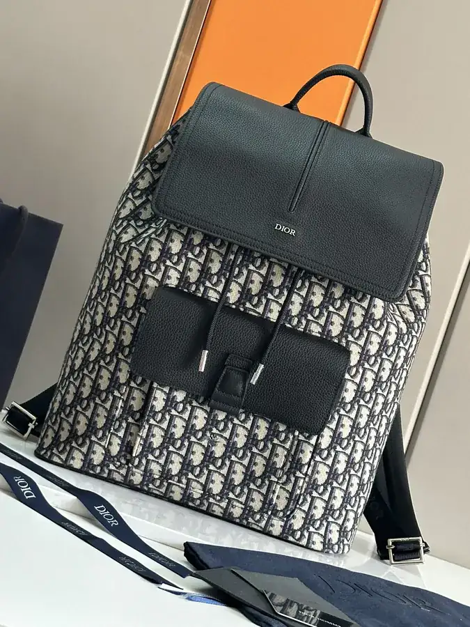 Motion Shoulder Bag Elegant and Sophisticated