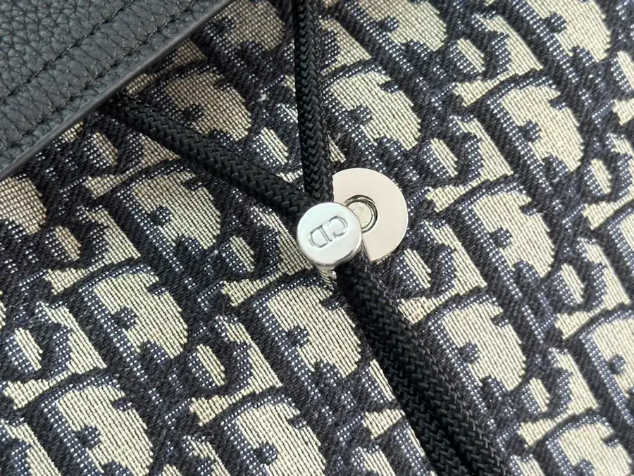 Motion Shoulder Bag Elegant and Sophisticated
