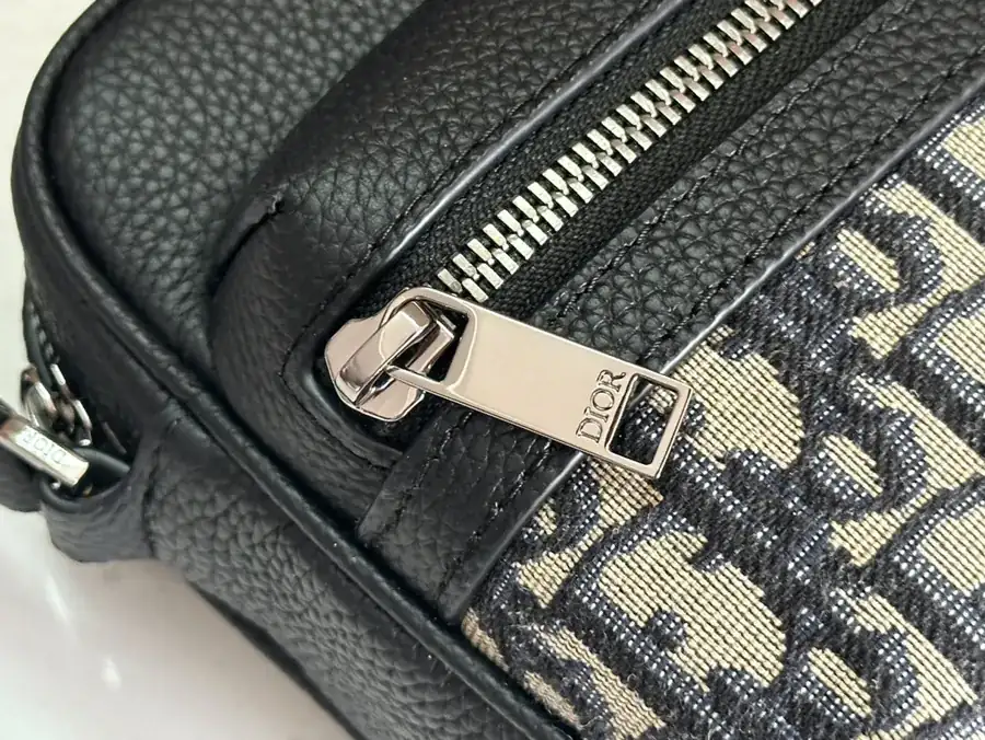 Rider 2.0 Zip Messenger Bag Mini Size