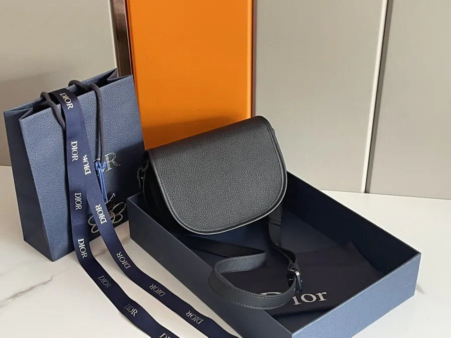 Gallop Messenger Bag Minimalist Design, Premium Leather Details