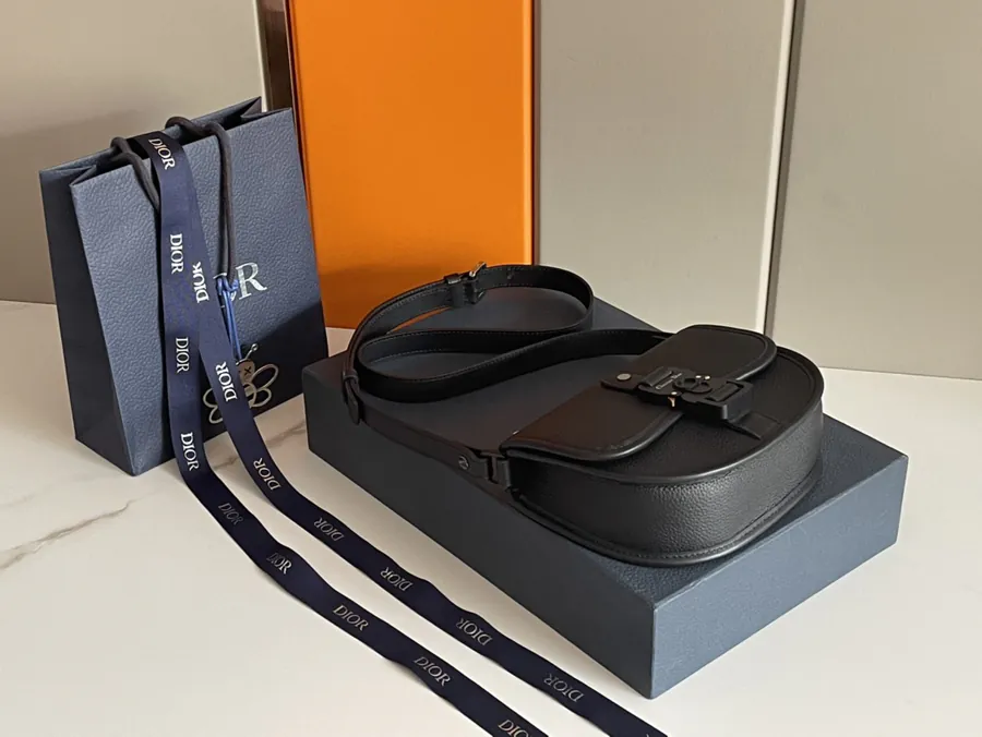 Gallop Messenger Bag Minimalist Design, Premium Leather Details