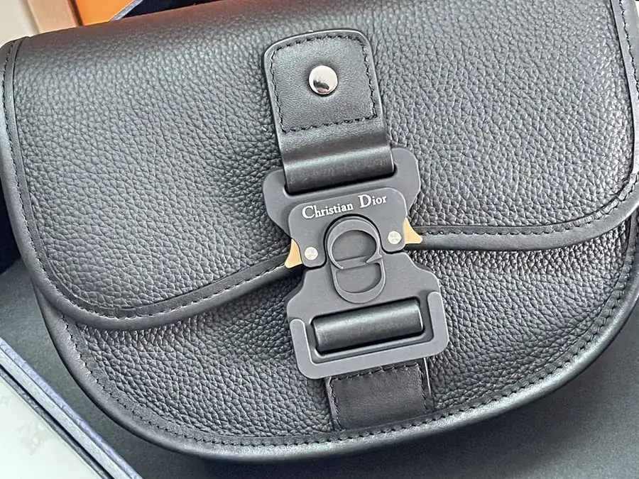 Gallop Messenger Bag Minimalist Design, Premium Leather Details