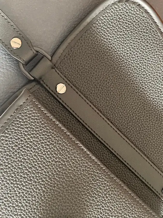 Gallop Messenger Bag Minimalist Design, Premium Leather Details