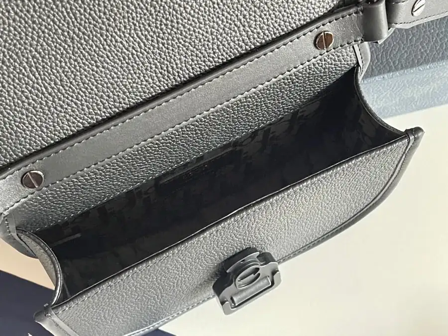 Gallop Messenger Bag Minimalist Design, Premium Leather Details