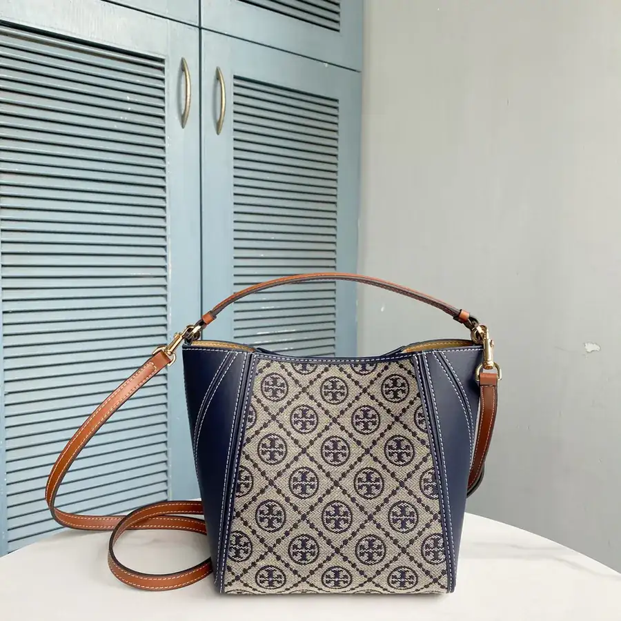 TB New McGraw Small Bucket Bag in Grained Calfskin