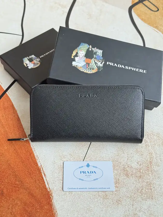 Classic Single Zip Wallet in Grained Calfskin