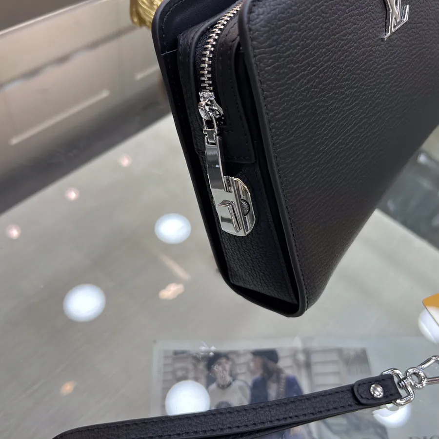 LOUIS VUITTON New Handbag Elegant Design with Premium Material
