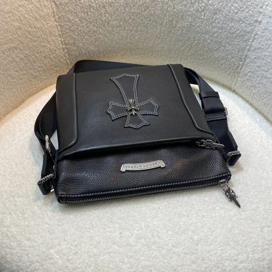 Chloé New Shoulder Bag with Front Opening and Zippered Back Pocket