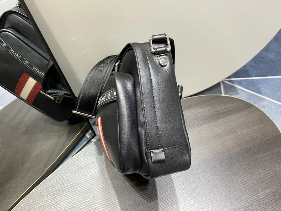 Men's Crossbody Bag in Top Grain Leather