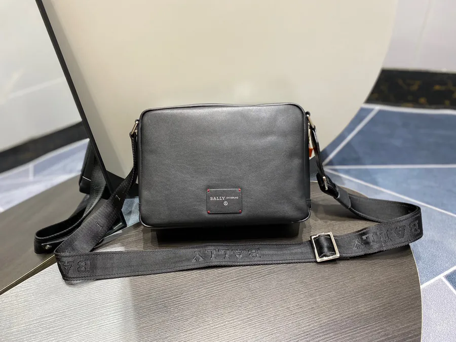 Men's Crossbody Bag in Top Grain Leather
